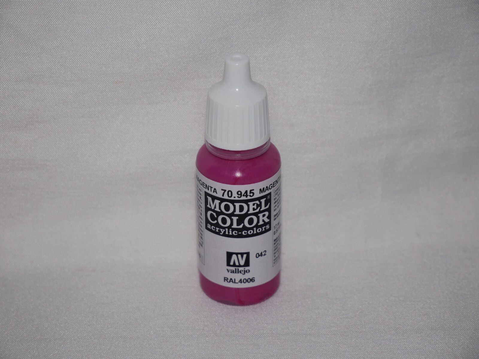 Vallejo Model Color Magenta Acrylic 17ml/0.57 fl oz Dropper Bottle - 70.945