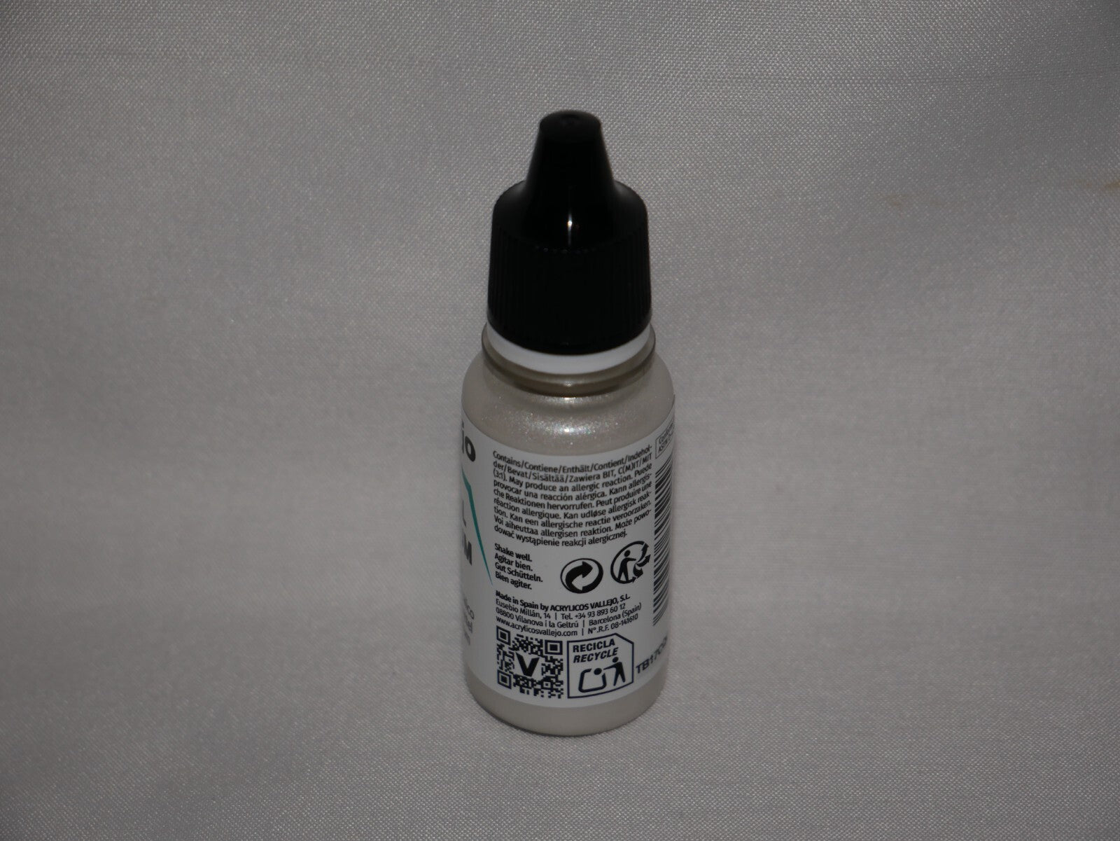Vallejo Auxiliary Products Metal Medium 18ml/0.60 fl oz Dropper Bottle - 70.521