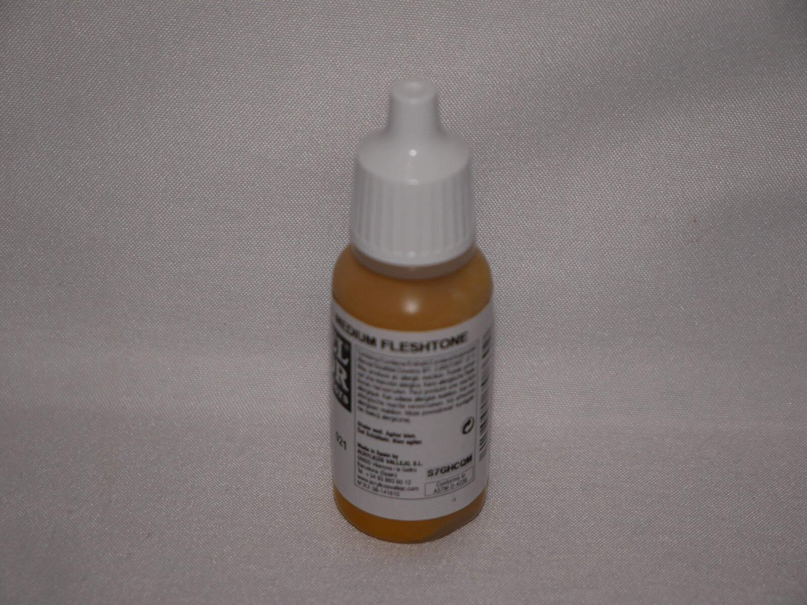 Vallejo Model Color Medium Fleshtone Acrylic 17ml Dropper Botlle - 70.860
