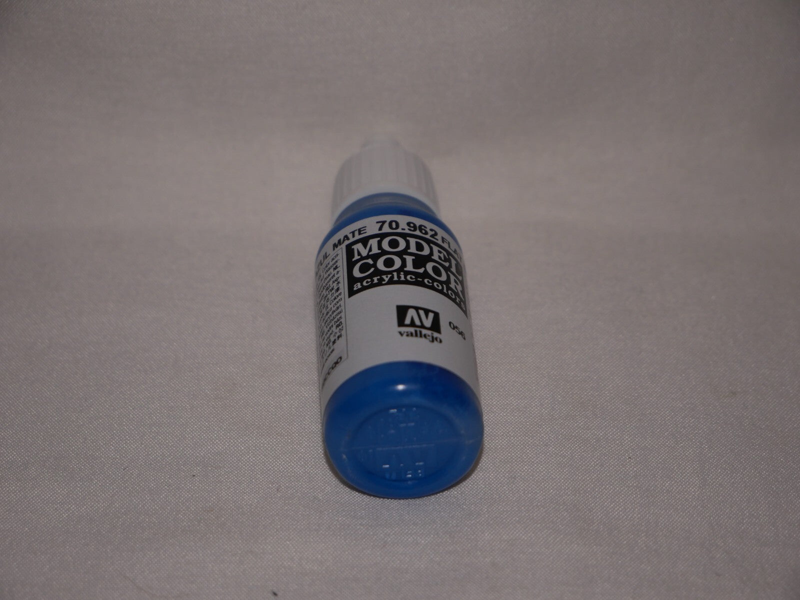 Vallejo Model Color Flat Blue Acrylic 17ml/0.57 fl oz Dropper Bottle - 70.962