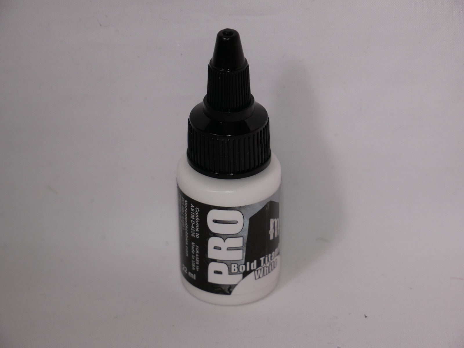 Monument Hobbies Pro Acryl Bold Titanium White 22ml Twist Top Bottle - (MPA-001)