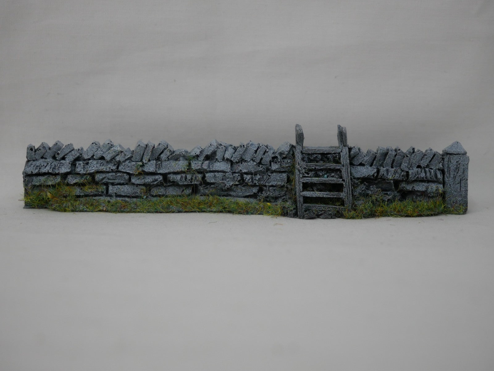 Javis Countryside Scenics "OO" Gauge Rough Dry Stone Wall With Wood Stile - PW1WS
