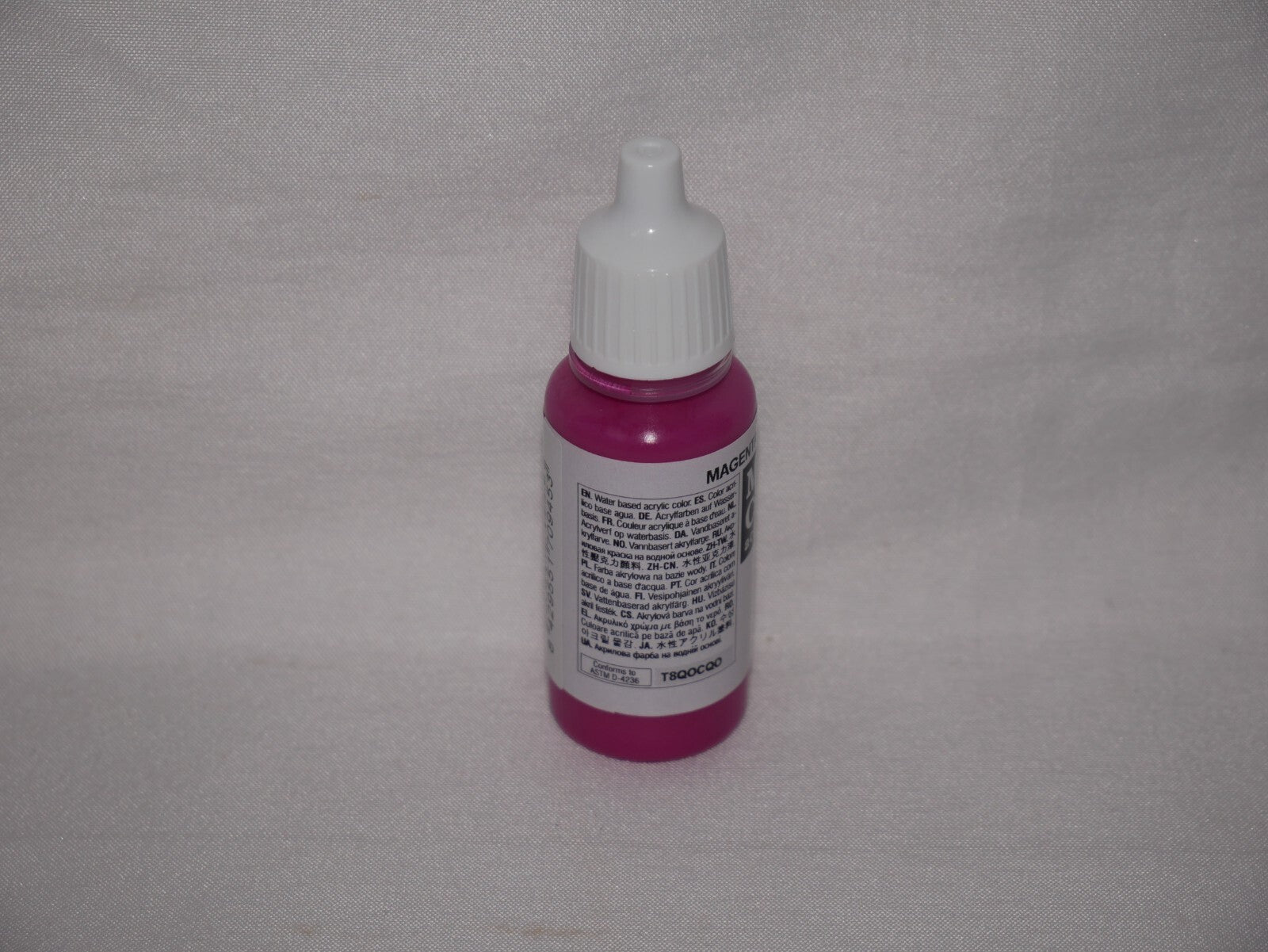 Vallejo Model Color Magenta Acrylic 17ml/0.57 fl oz Dropper Bottle - 70.945