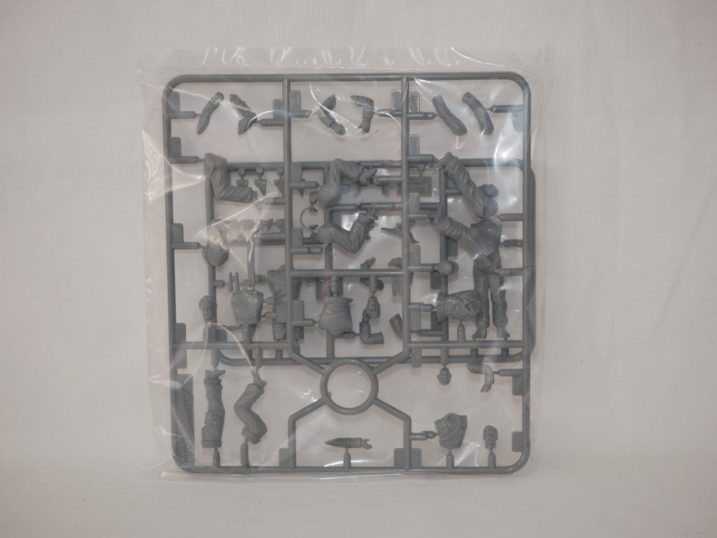 Tamiya Military Miniatures 1:35 Scale WWII German Tank Crew At Rest - 35201