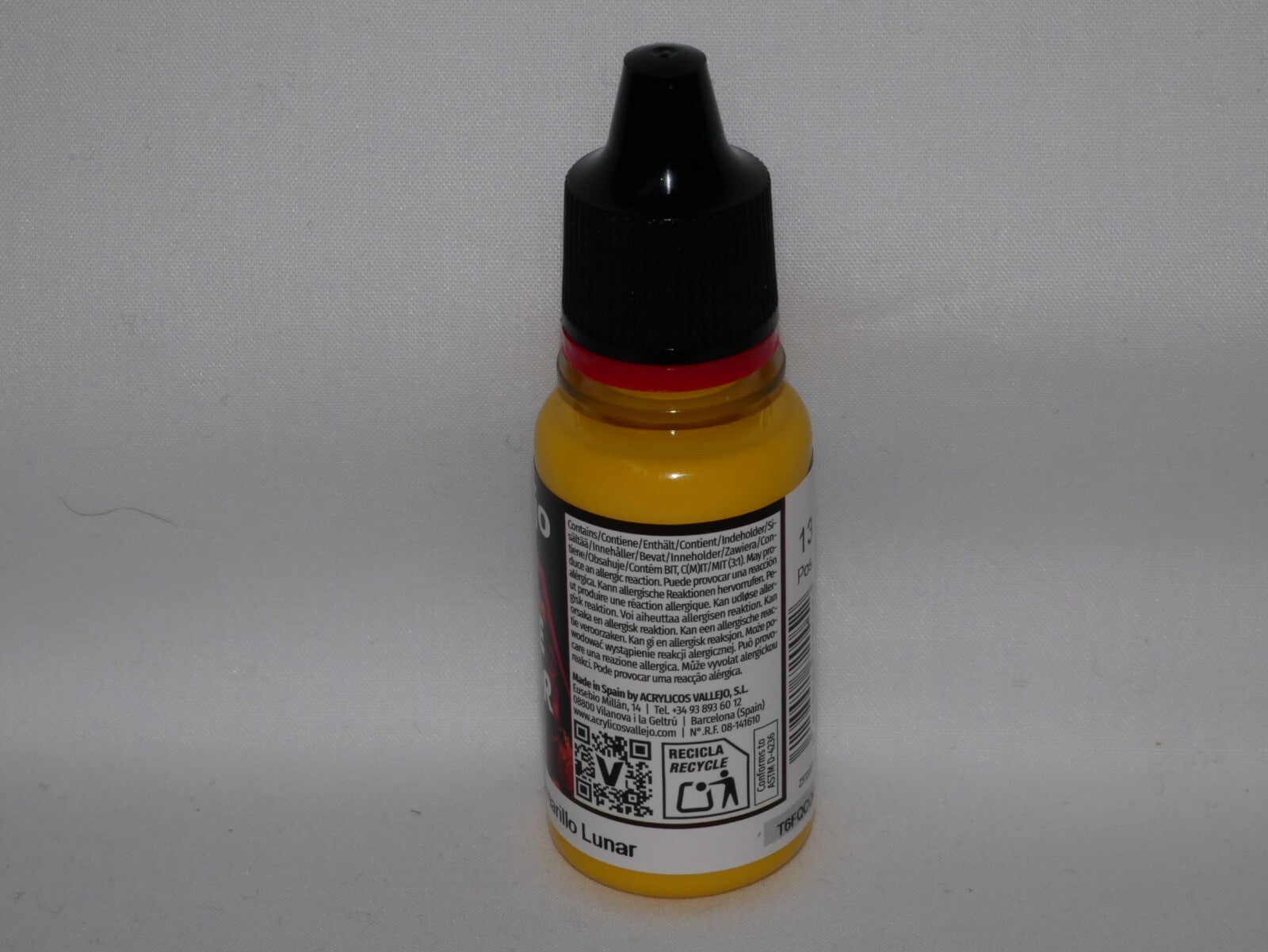 Vallejo Game Color Acrylic Moon Yellow 18ml/0.6 fl oz Dropper Bottle - 72.005