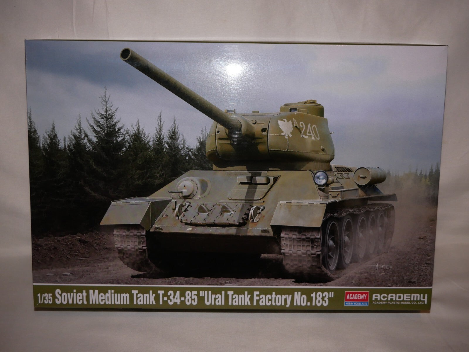 Academy 1:35 Soviet Medium Tank T-34-85 Ural Tank Factory No.183 Level 4 - 13554