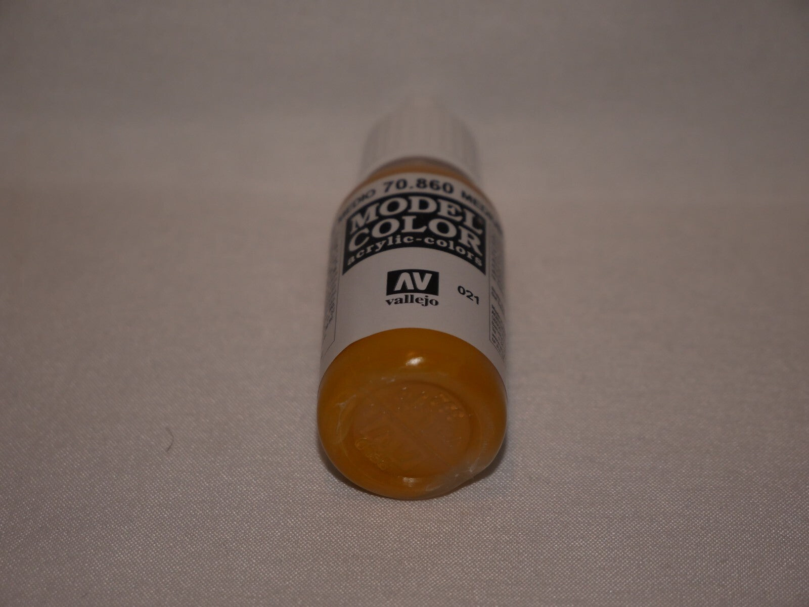 Vallejo Model Color Medium Fleshtone Acrylic 17ml Dropper Botlle - 70.860