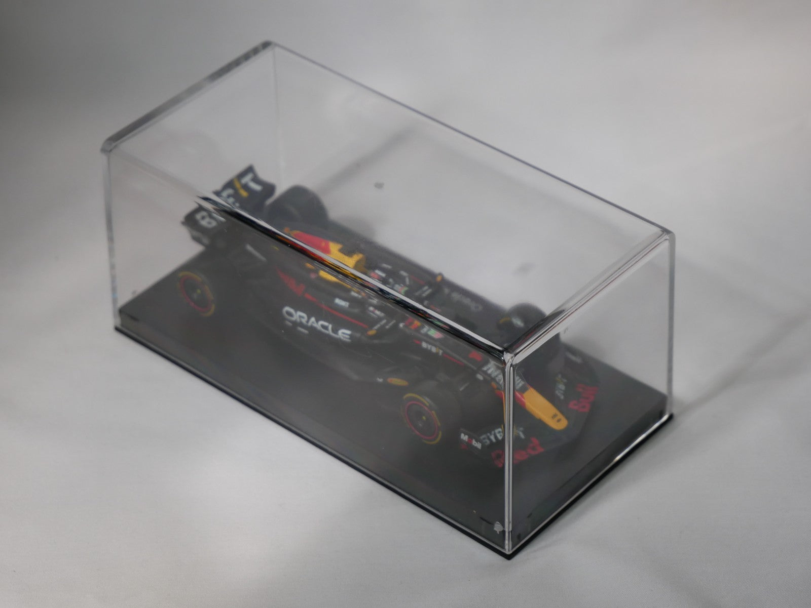 Burago 1:43 Oracle Redbull Racing RB20 Car With Max Verstappen Helmet #18-38098V