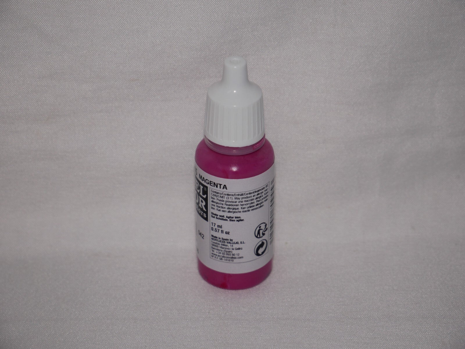 Vallejo Model Color Magenta Acrylic 17ml/0.57 fl oz Dropper Bottle - 70.945