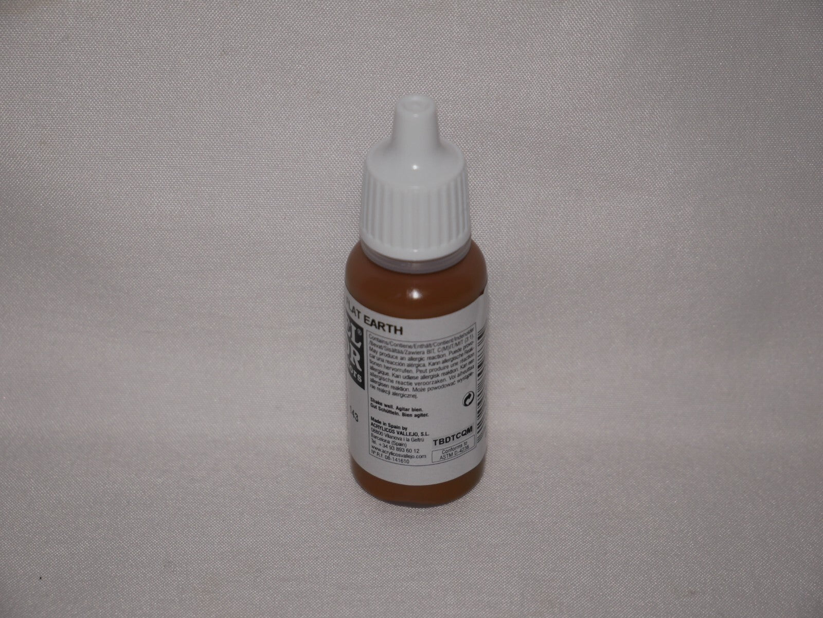 Vallejo Model Color Flat Earth Acrylic 17ml/0.57 fl oz Dropper Bottle - 70.983