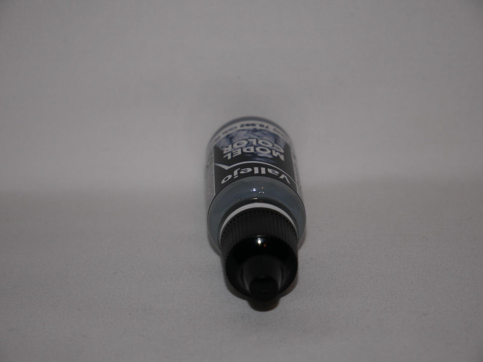 Vallejo Model Color Neutral Grey Acrylic 18ml/0.60 fl oz Dropper Bottle - 70.992