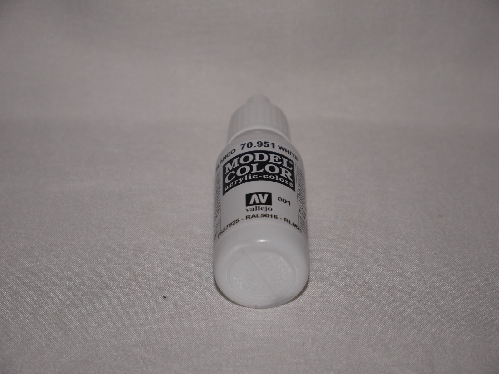Vallejo Model Color White Acrylic 17ml/0.57 fl oz Dropper Bottle - 70.951