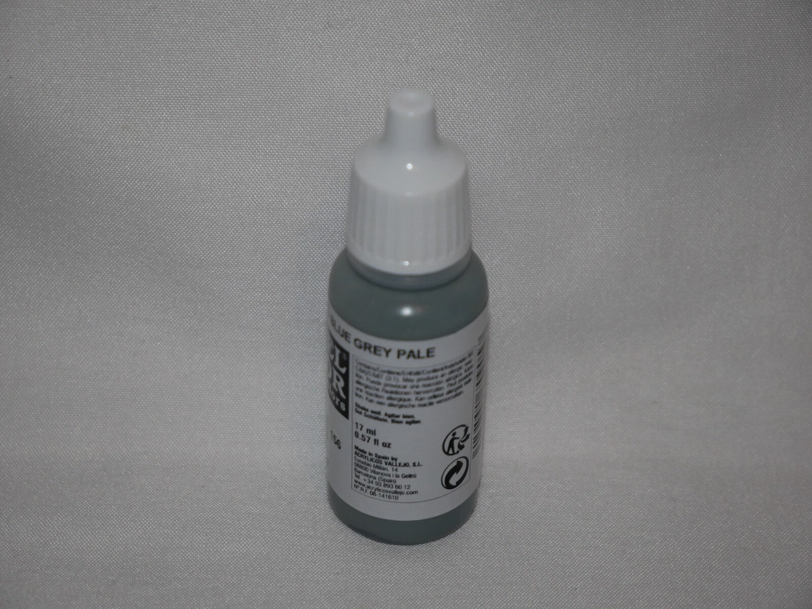 Vallejo Model Color Grey Pale Acrylic 17ml/0.57 fl oz Dropper Bottle - 70.905