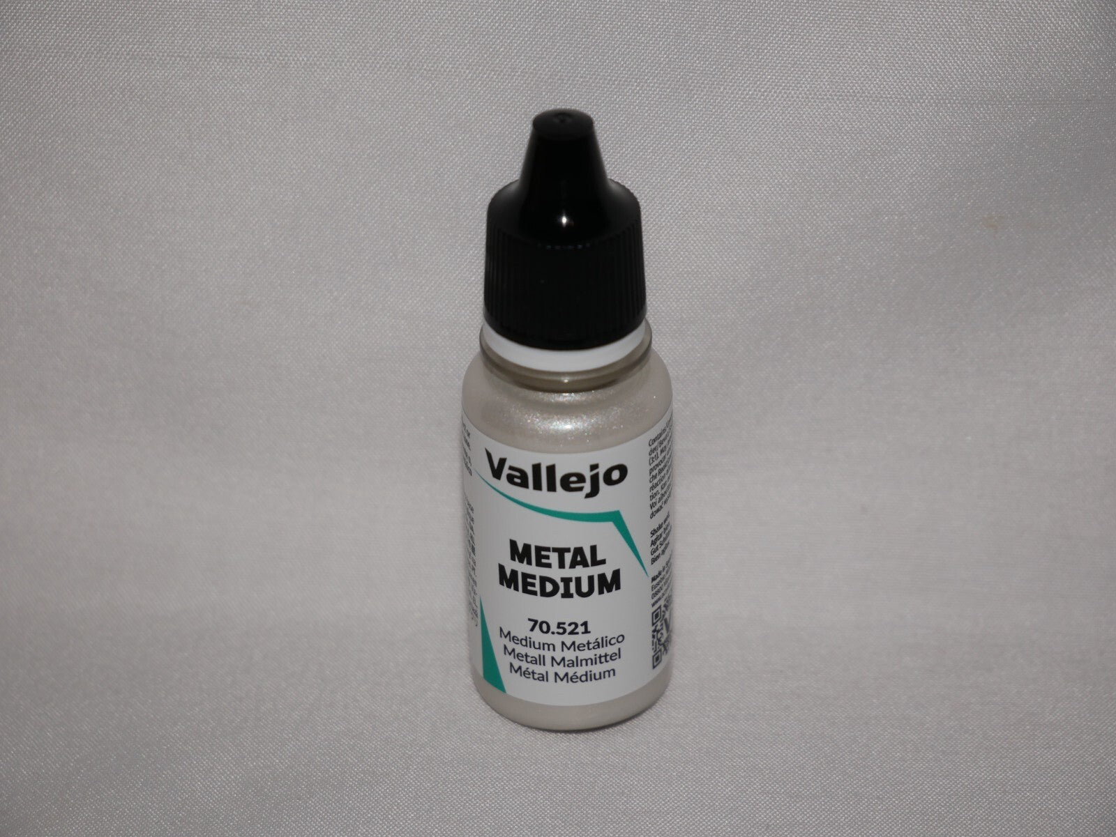 Vallejo Auxiliary Products Metal Medium 18ml/0.60 fl oz Dropper Bottle - 70.521
