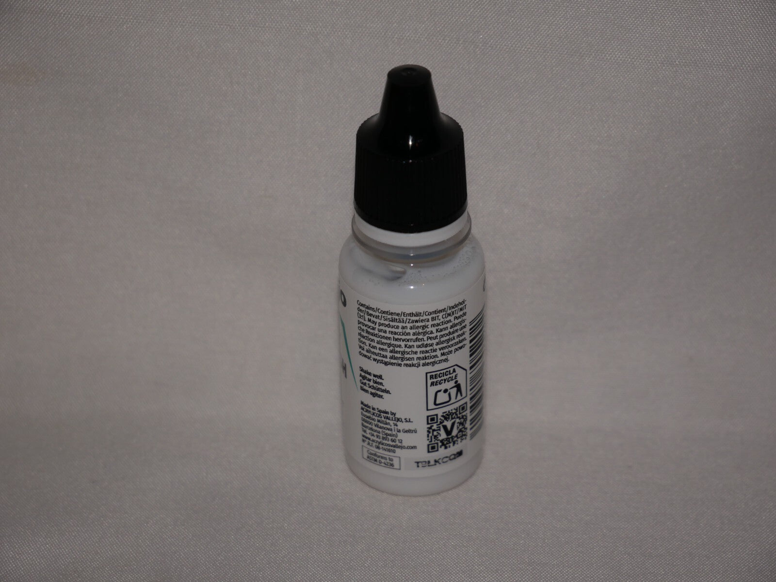 Vallejo Auxiliary Products Matt Varnish 18ml/0.60 fl oz Dropper Bottle - 70.520