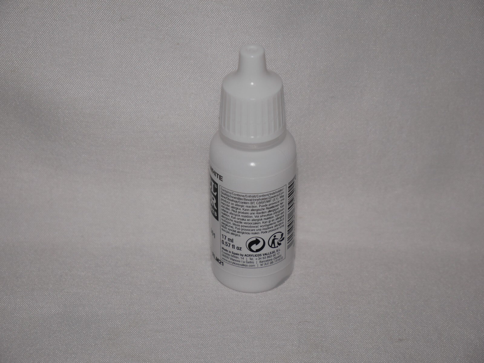 Vallejo Model Color White Acrylic 17ml/0.57 fl oz Dropper Bottle - 70.951