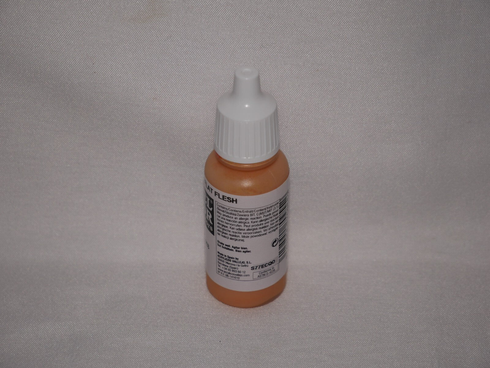Vallejo Model Color Flat Flesh Acrylic 17ml/0.57 fl oz Dropper Bottle - 70.955