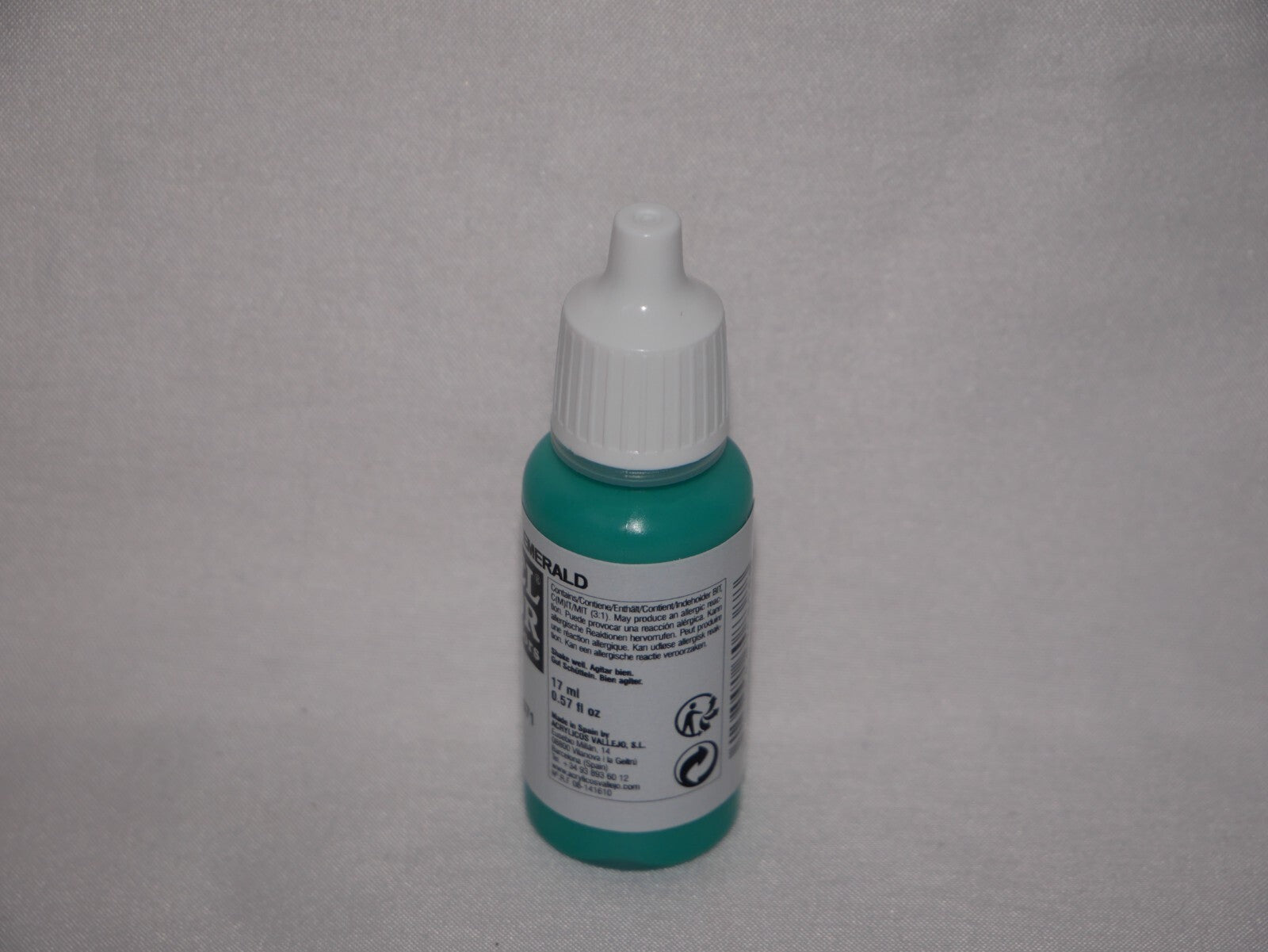 Vallejo Model Color Emerald Acrylic 17ml/0.57 fl oz Dropper Bottle - 70.838