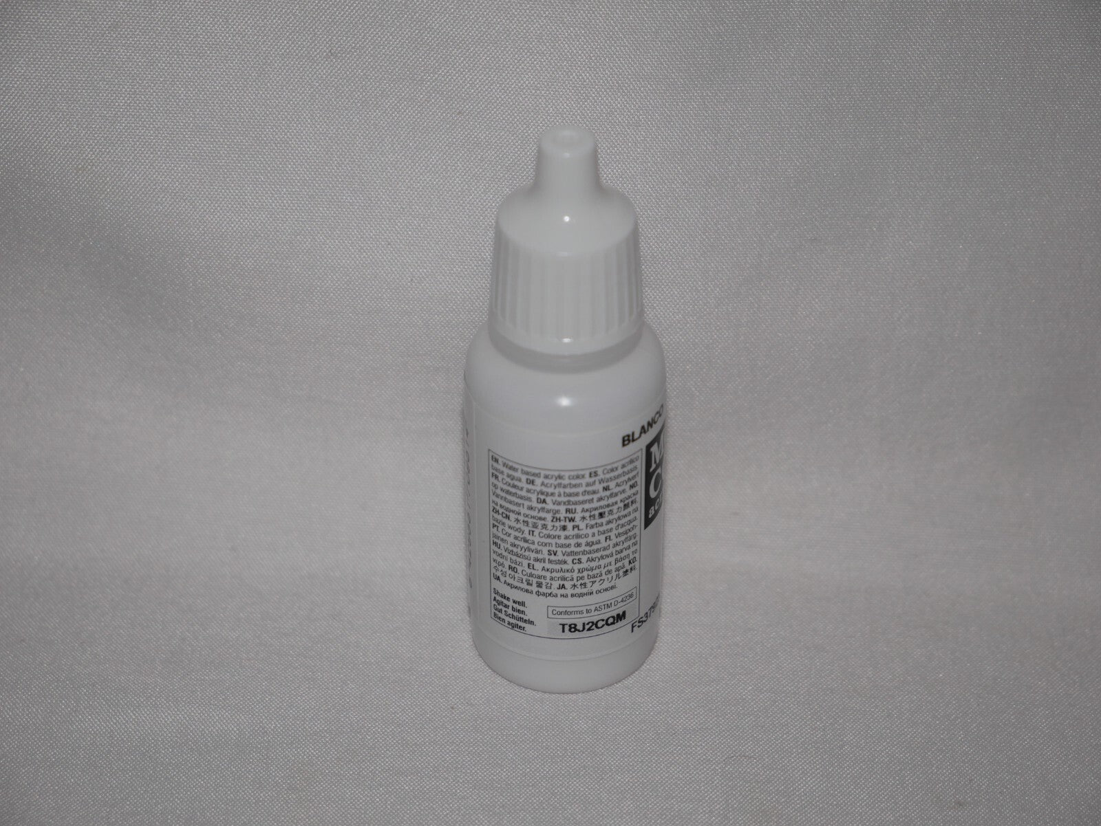 Vallejo Model Color White Acrylic 17ml/0.57 fl oz Dropper Bottle - 70.951