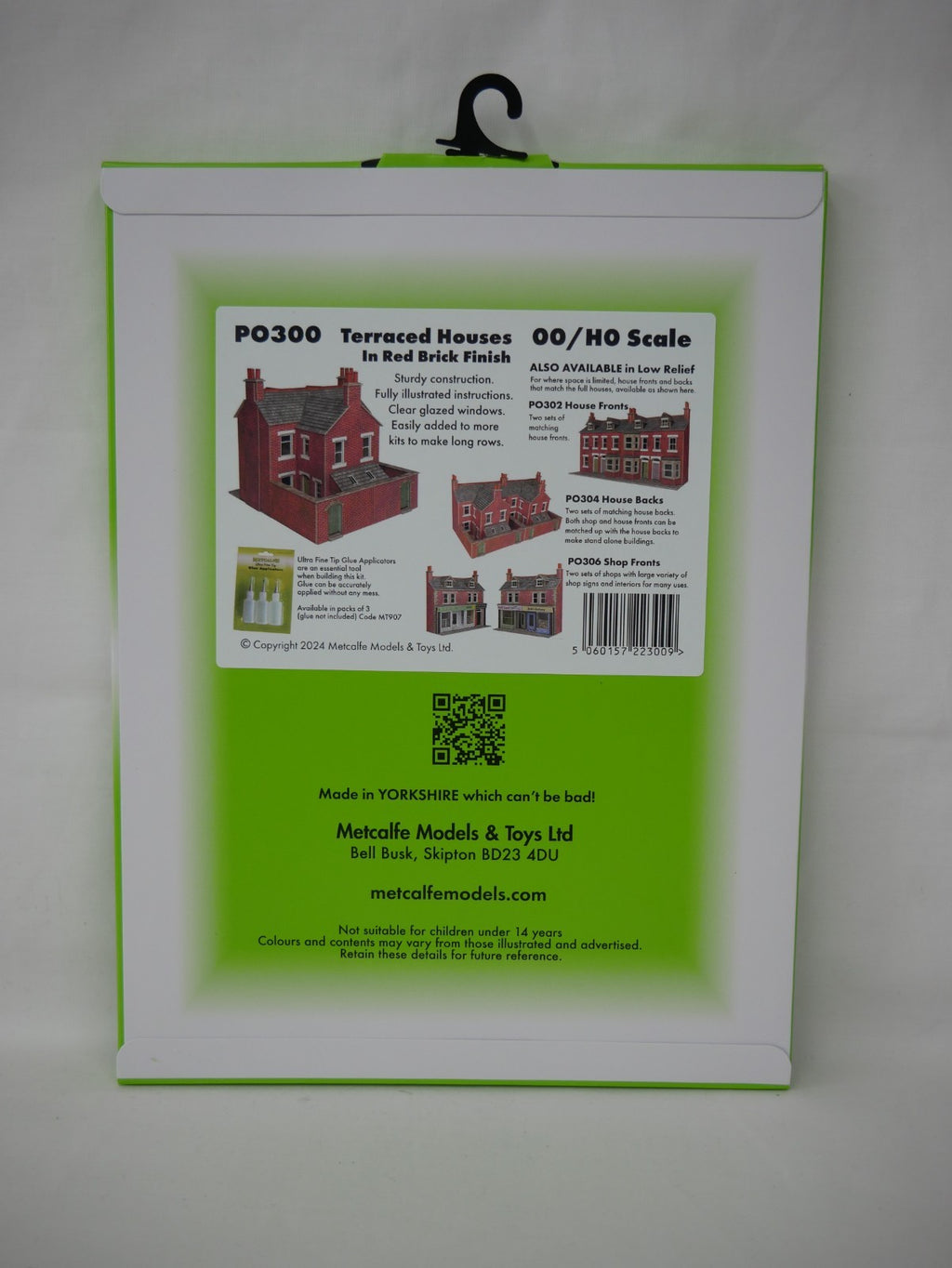 Metcalfe Card Construction Kits OO/HO Scale Red Brick Terraced Houses - PO300