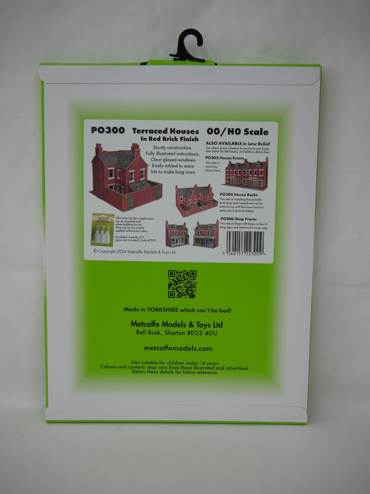 Metcalfe Card Construction Kits OO/HO Scale Red Brick Terraced Houses - PO300