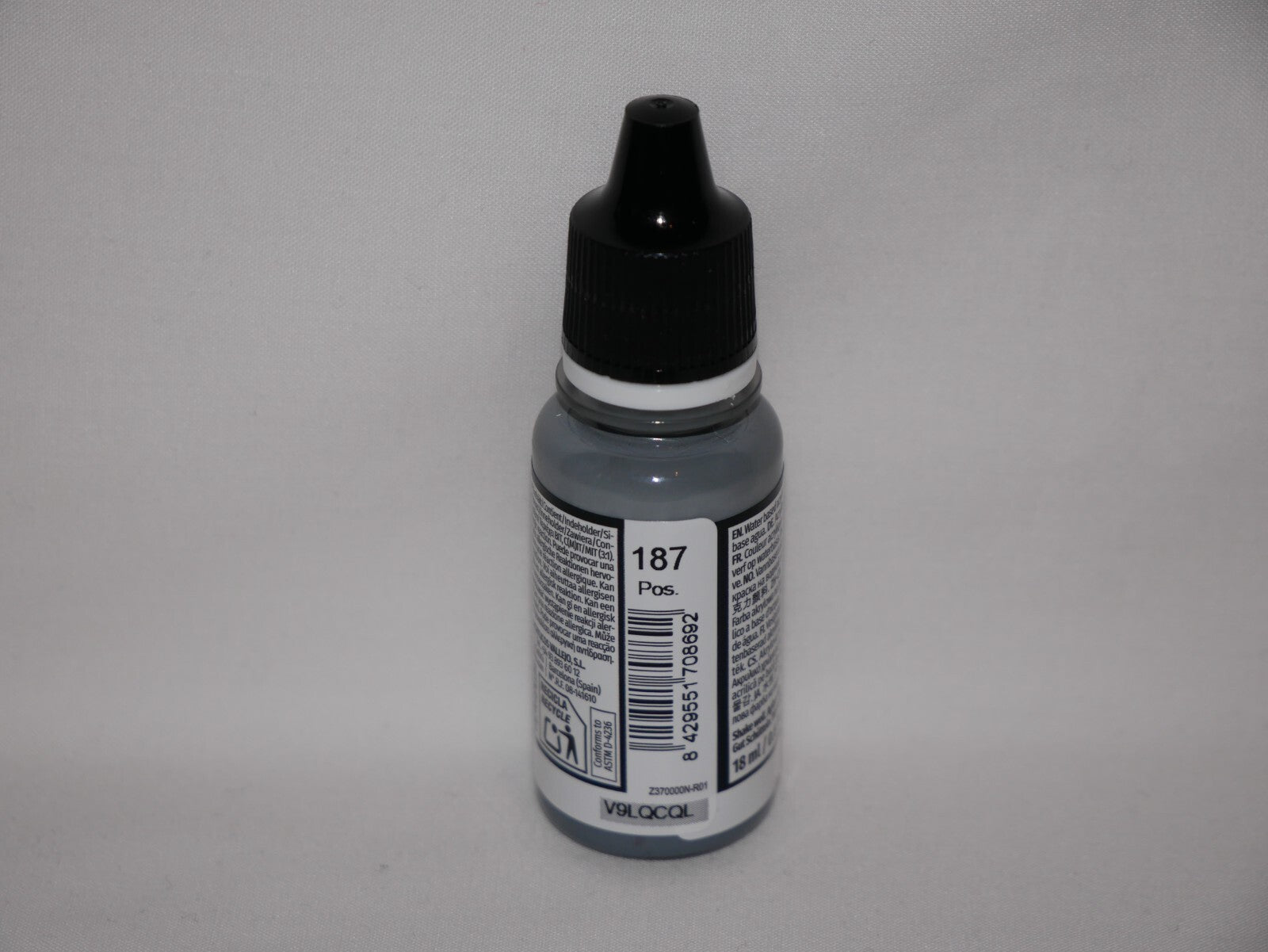 Vallejo Model Color Basalt Grey Acrylic 18ml/0.60 fl oz Dropper Bottle - 70.869