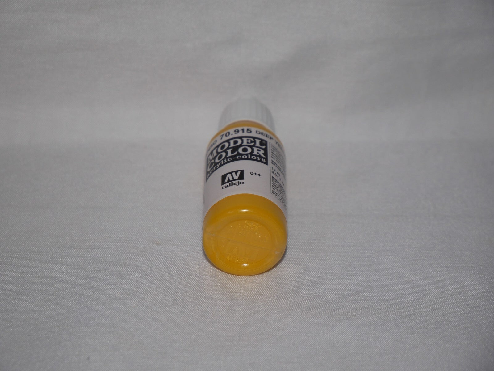 Vallejo Model Color Deep Yellow Acrylic 17ml/0.57 fl oz Dropper Bottle - 70.915