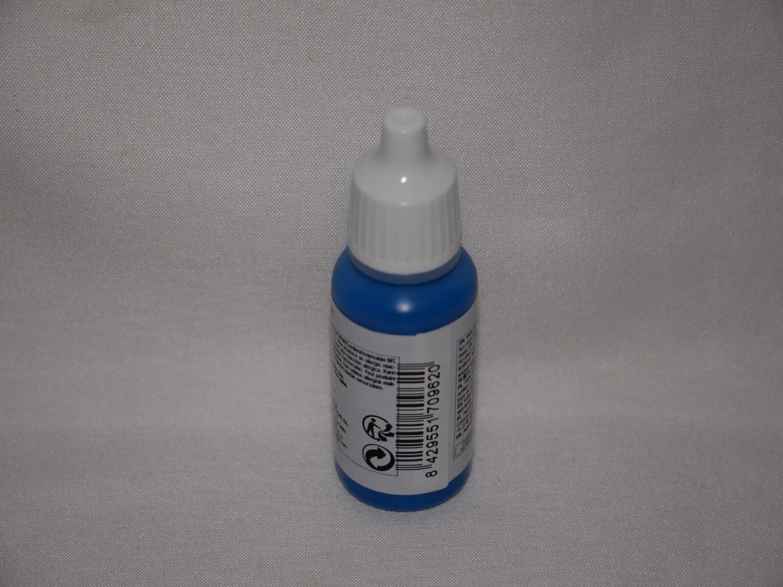 Vallejo Model Color Flat Blue Acrylic 17ml/0.57 fl oz Dropper Bottle - 70.962