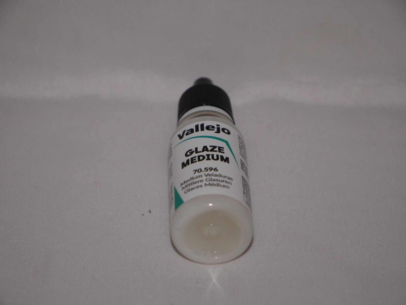 Vallejo Auxiliary Products Glaze Medium 18ml/0.60 fl oz Dropper Bottle - 70.596