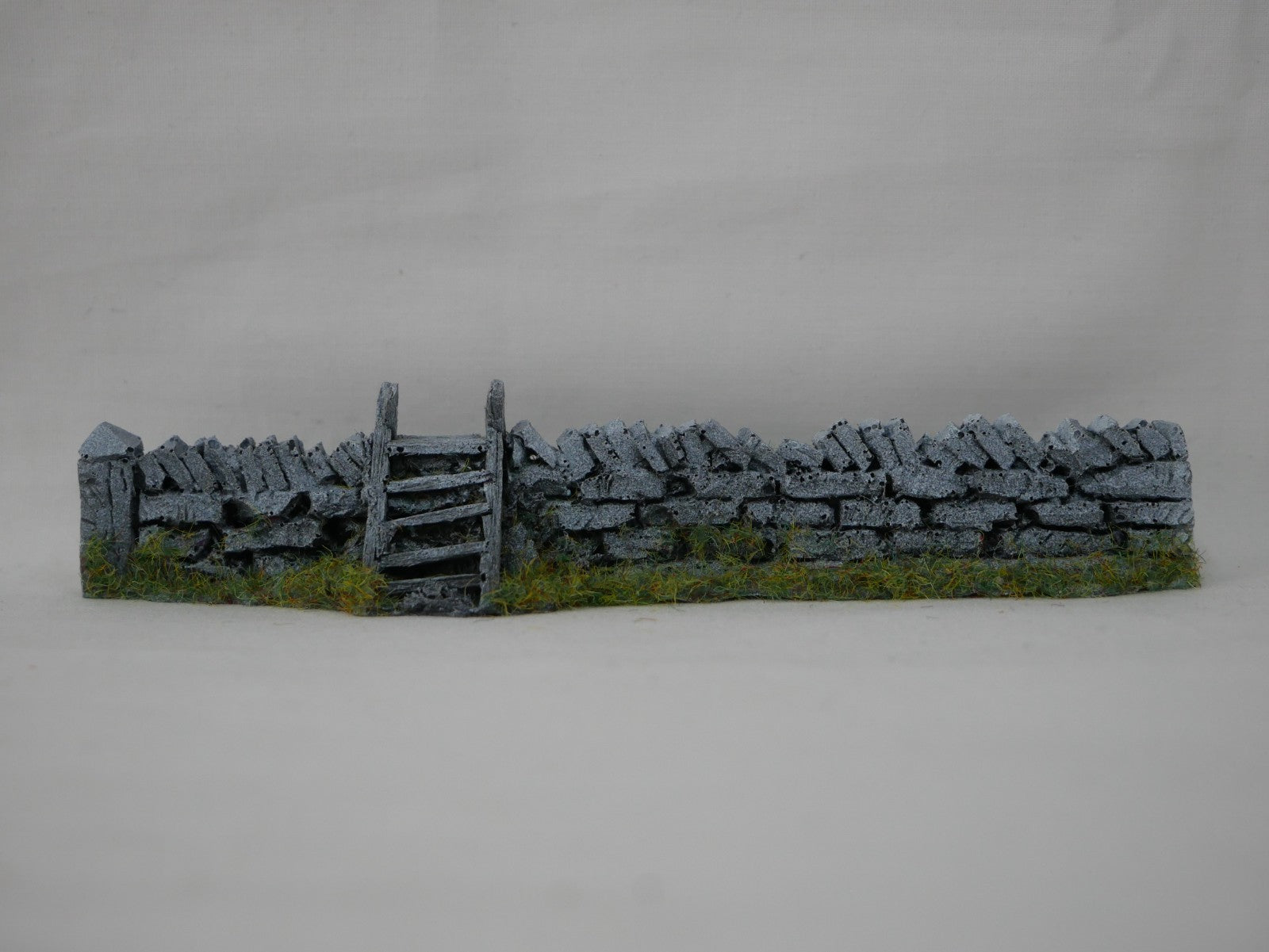 Javis Countryside Scenics "OO" Gauge Rough Dry Stone Wall With Wood Stile - PW1WS
