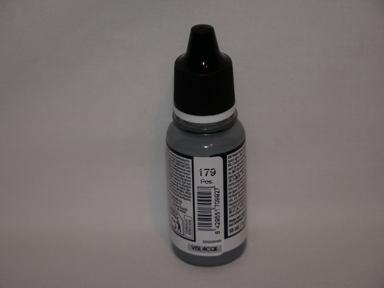 Vallejo Model Color Neutral Grey Acrylic 18ml/0.60 fl oz Dropper Bottle - 70.992
