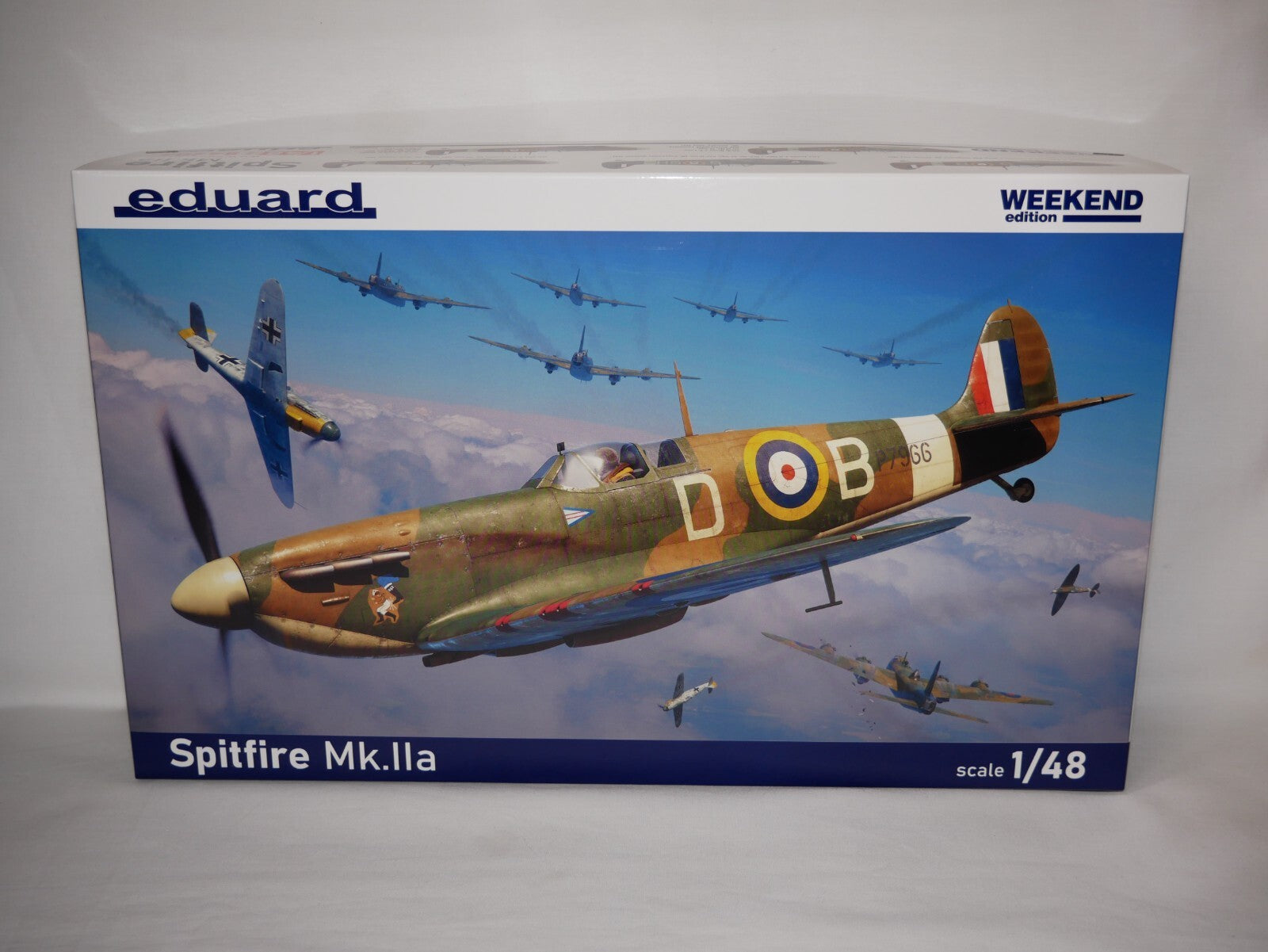 Eduard 1:48 Scale Model WWII Supermarine Spitfire Mk.IIa Weekend Edition - 84206