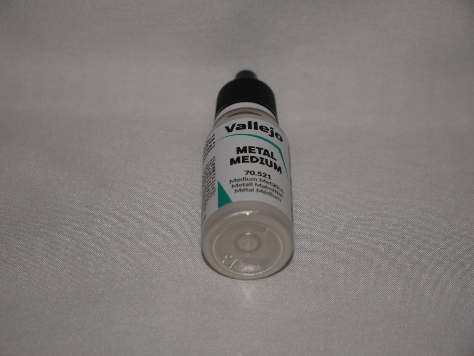 Vallejo Auxiliary Products Metal Medium 18ml/0.60 fl oz Dropper Bottle - 70.521