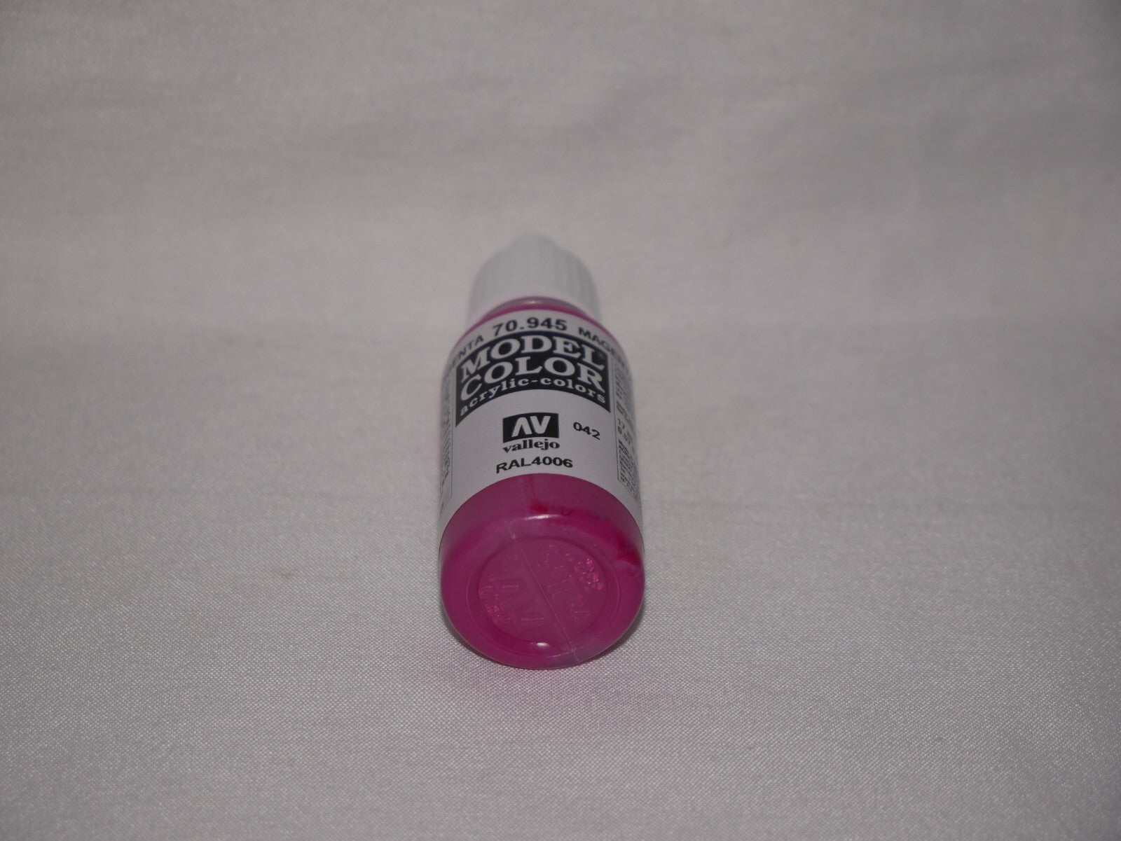Vallejo Model Color Magenta Acrylic 17ml/0.57 fl oz Dropper Bottle - 70.945