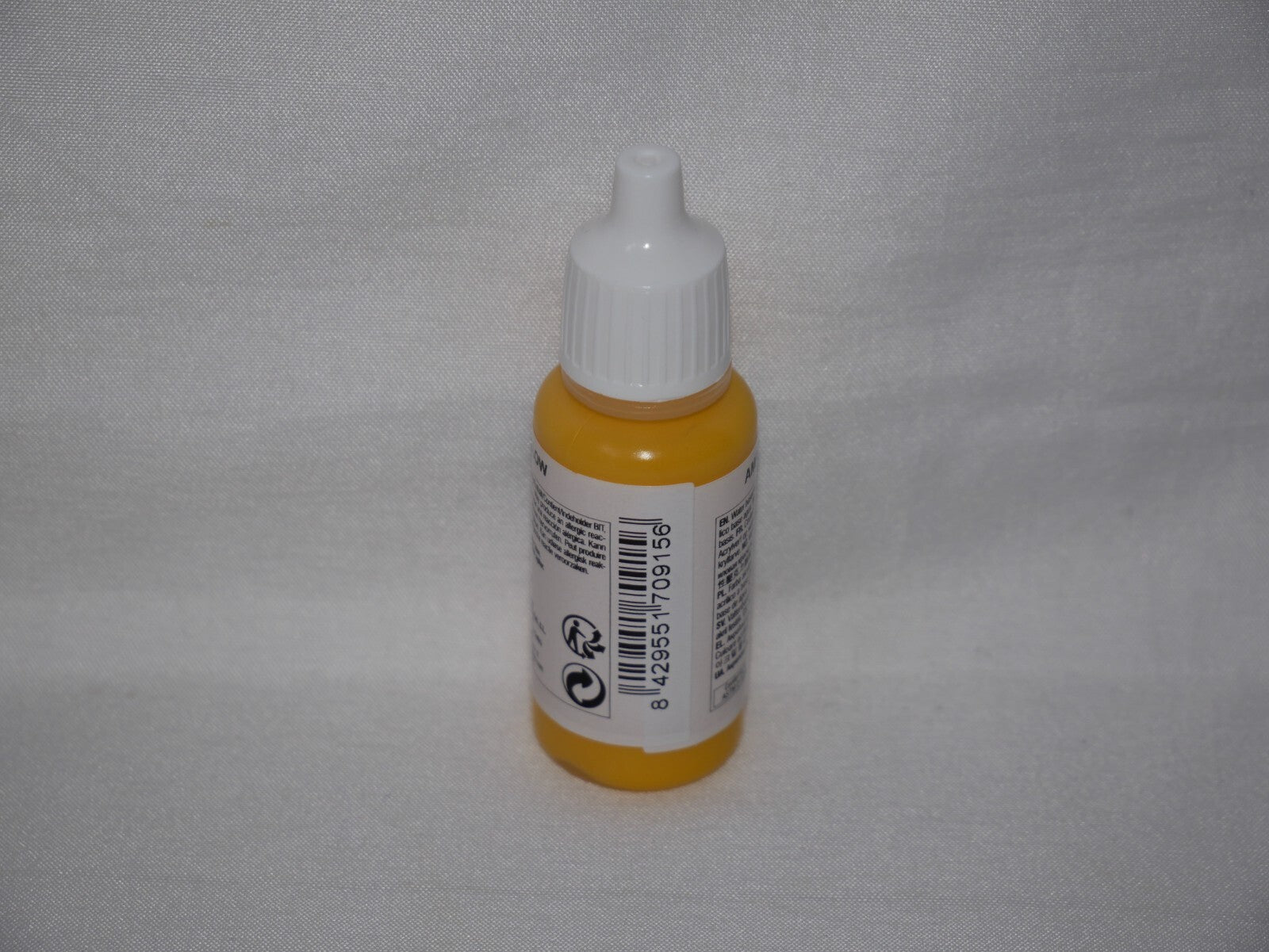 Vallejo Model Color Deep Yellow Acrylic 17ml/0.57 fl oz Dropper Bottle - 70.915