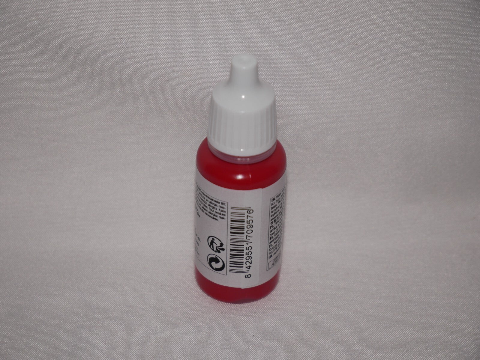 Vallejo Model Color Flat Red Acrylic 17ml/0.57 fl oz Dropper Bottle - 70.957