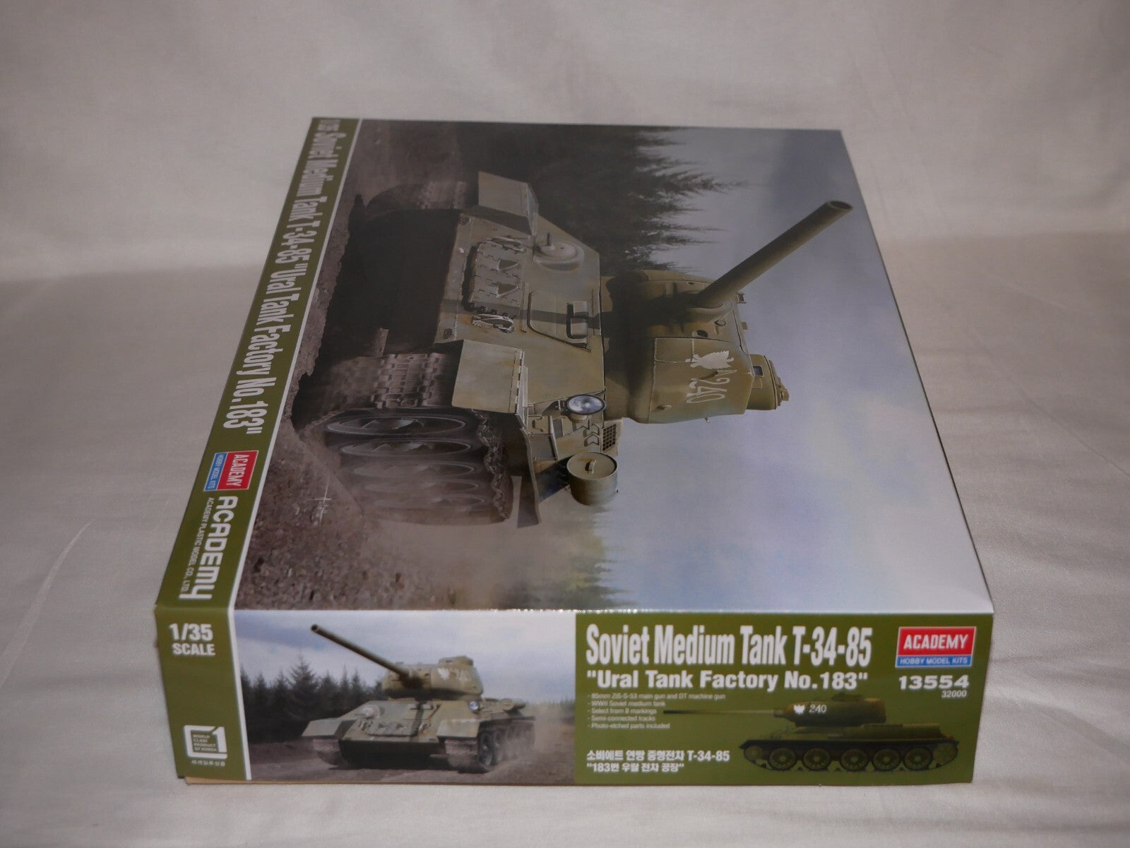 Academy 1:35 Soviet Medium Tank T-34-85 Ural Tank Factory No.183 Level 4 - 13554