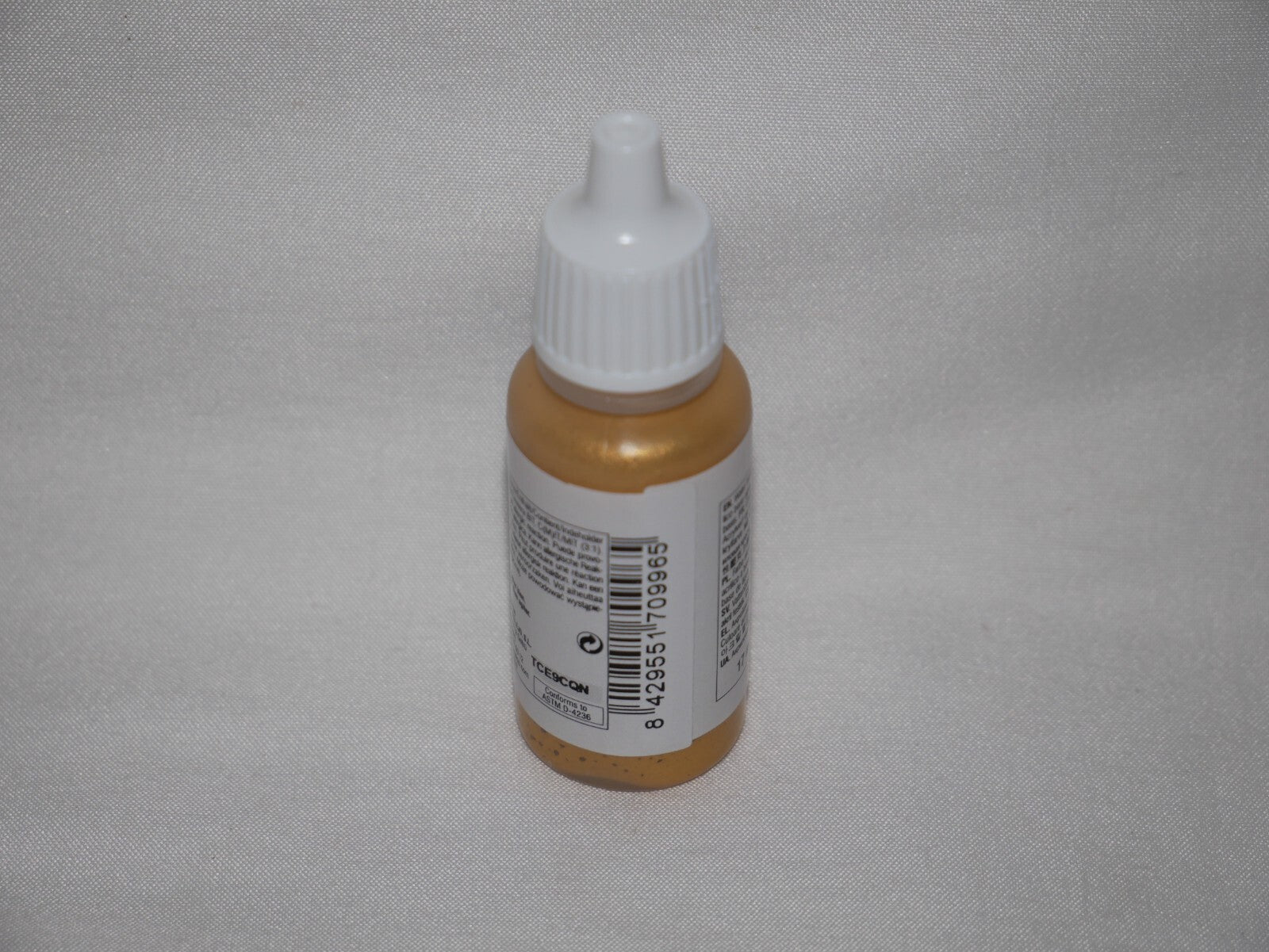 Vallejo Model Color Gold Metallic Acrylic 17ml/0.57 fl oz Dropper Bottle 70.996