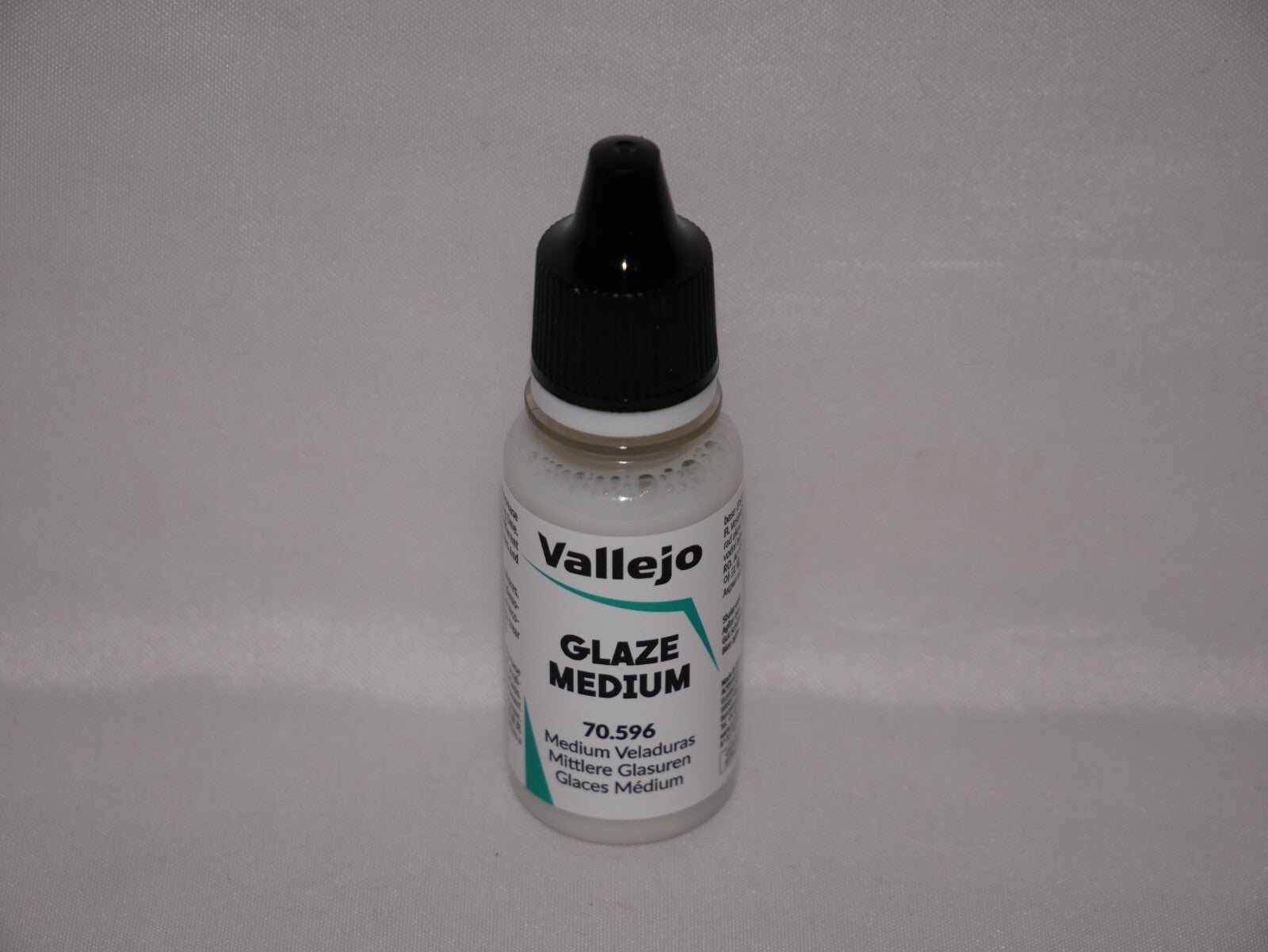 Vallejo Auxiliary Products Glaze Medium 18ml/0.60 fl oz Dropper Bottle - 70.596