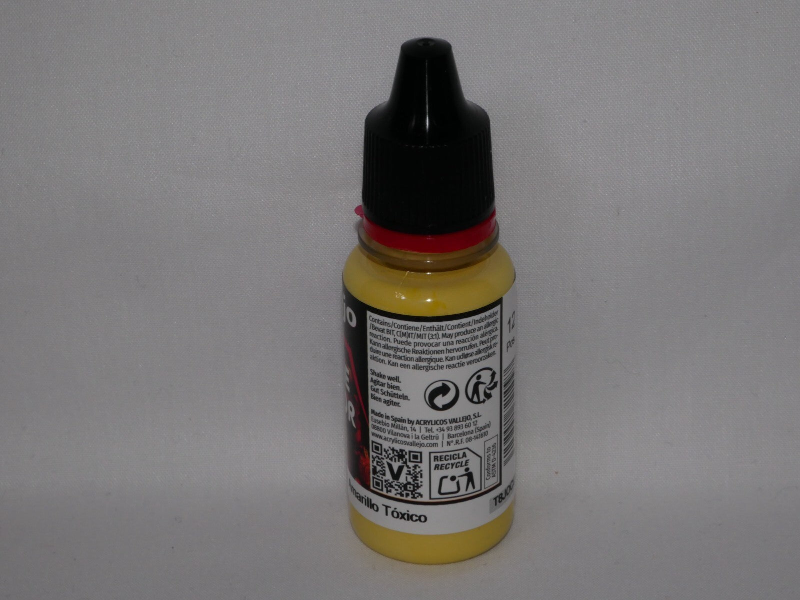 Vallejo Game Color Acrylics Toxic Yellow 18ml/0.6 fl oz Dropper Bottle - 72.109