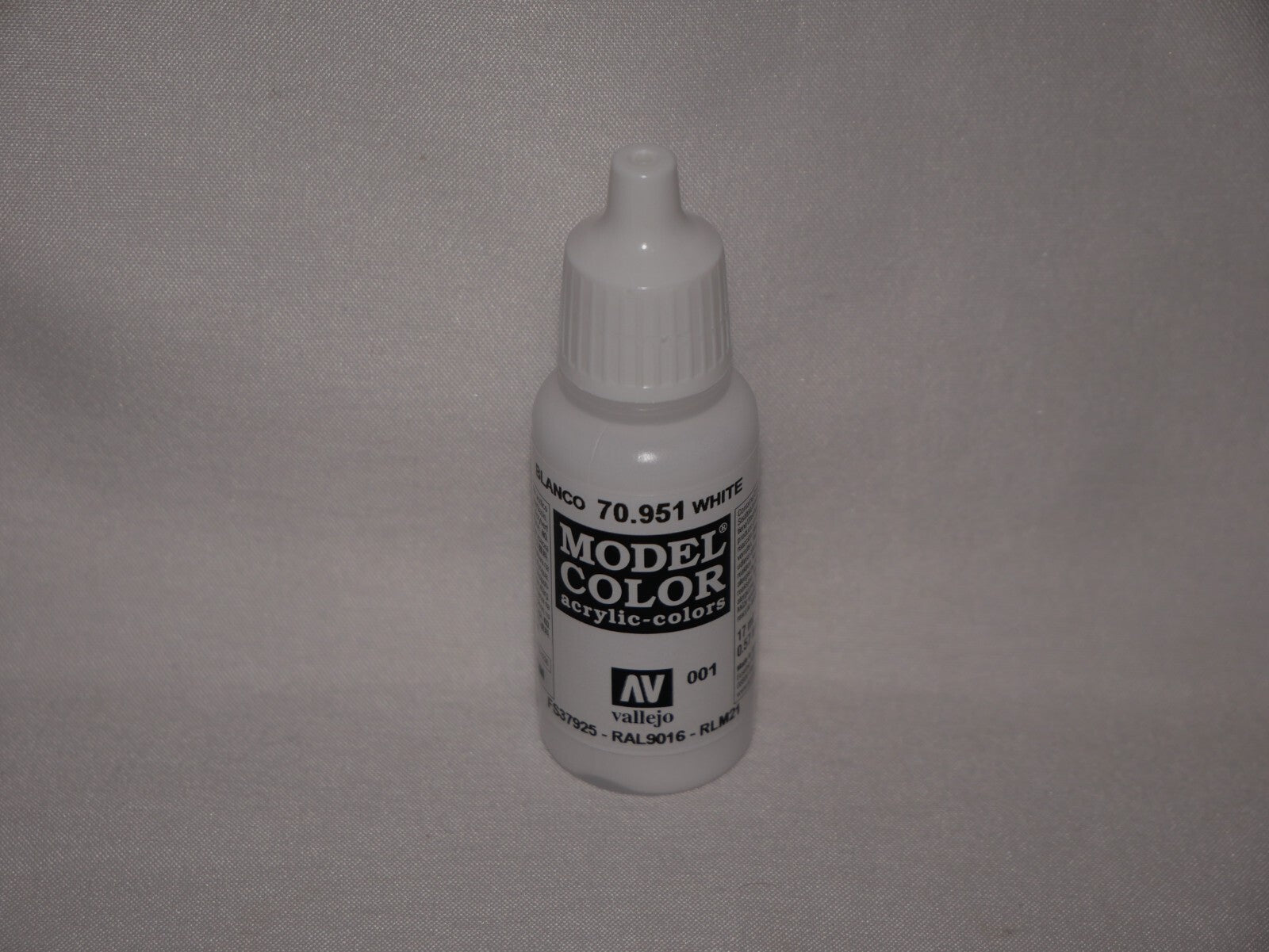 Vallejo Model Color White Acrylic 17ml/0.57 fl oz Dropper Bottle - 70.951