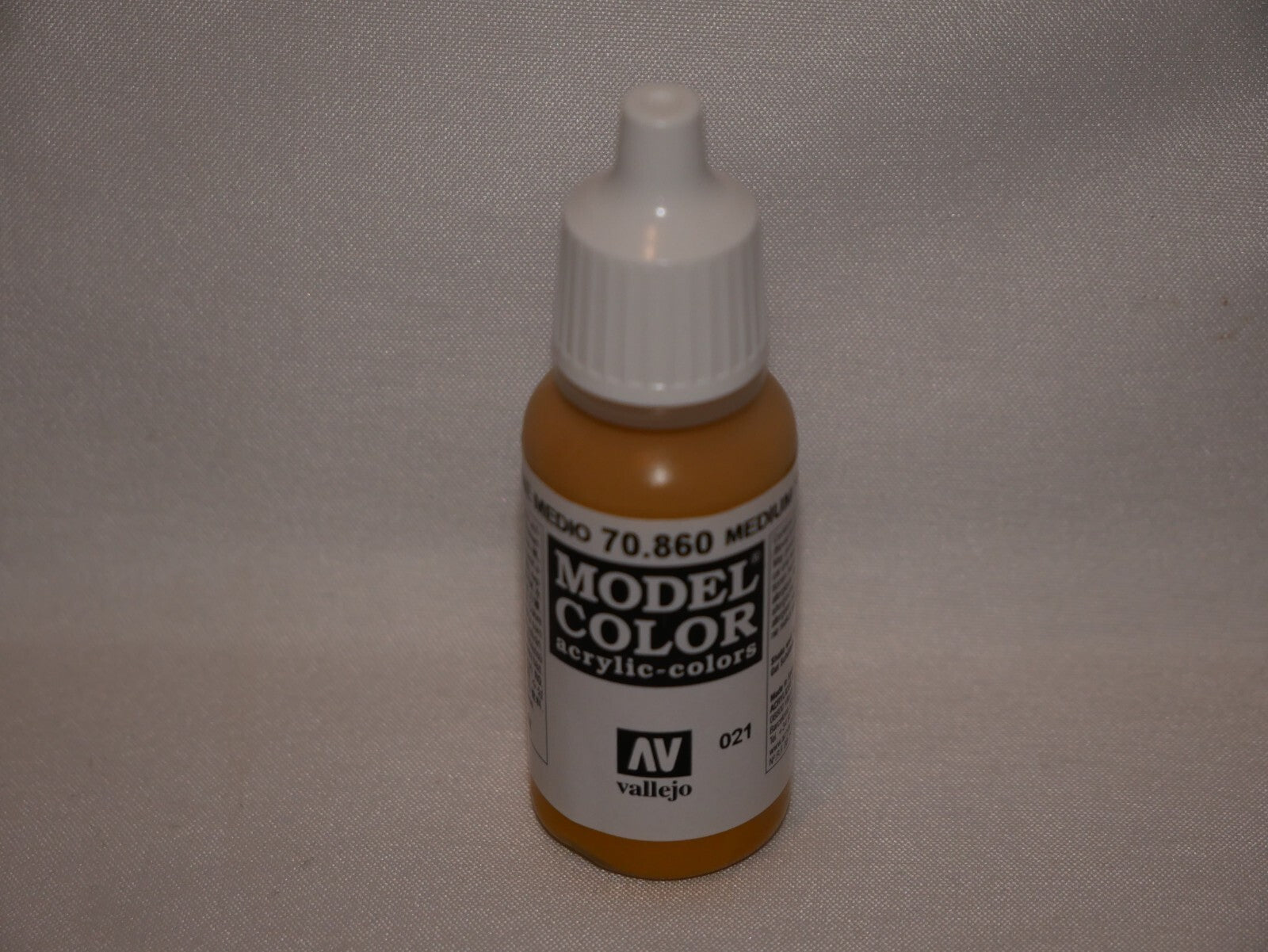 Vallejo Model Color Medium Fleshtone Acrylic 17ml Dropper Botlle - 70.860