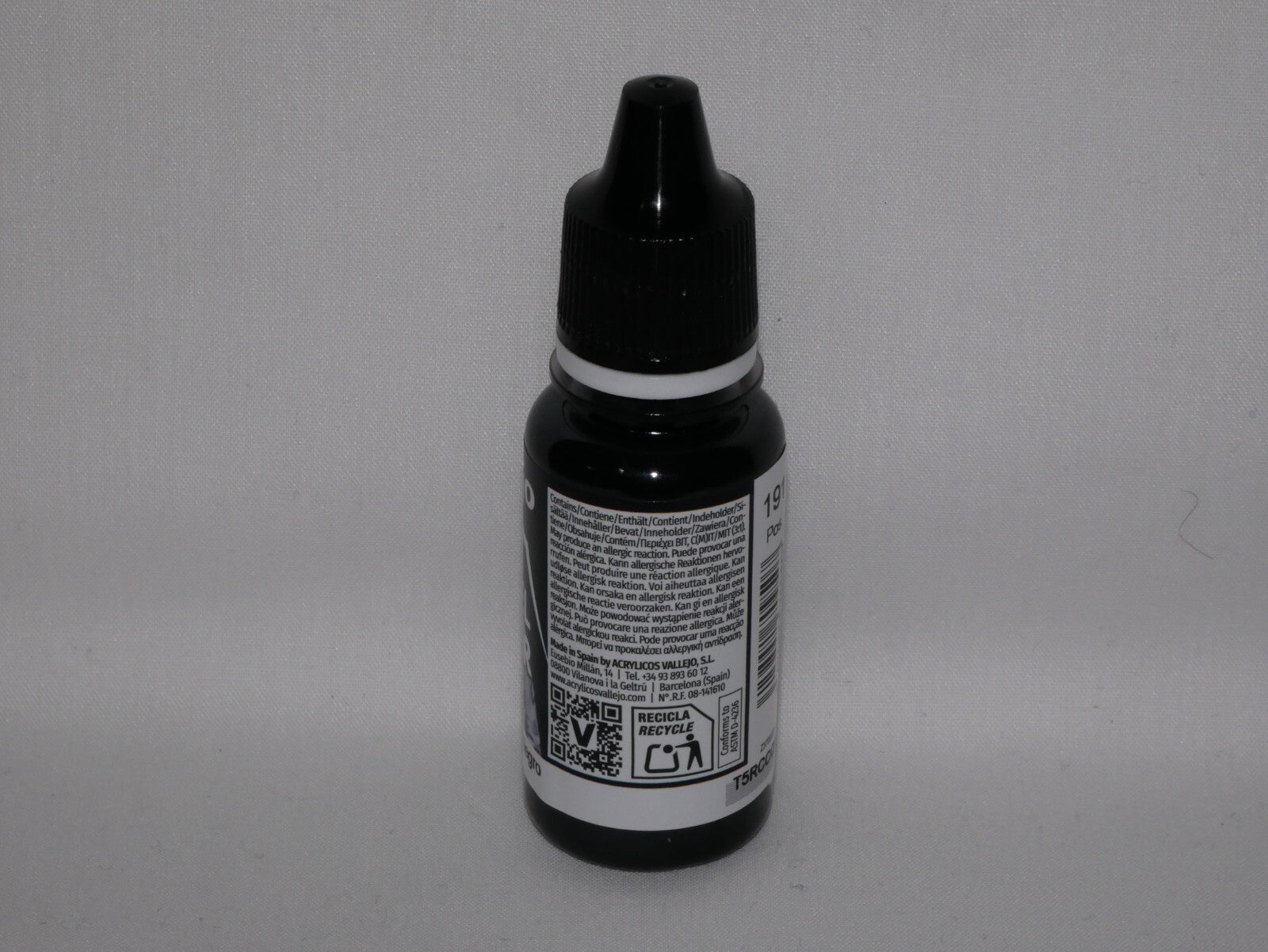 Vallejo Model Color Black Acrylic 18ml/0.6 fl oz Dropper Bottle - 70.950