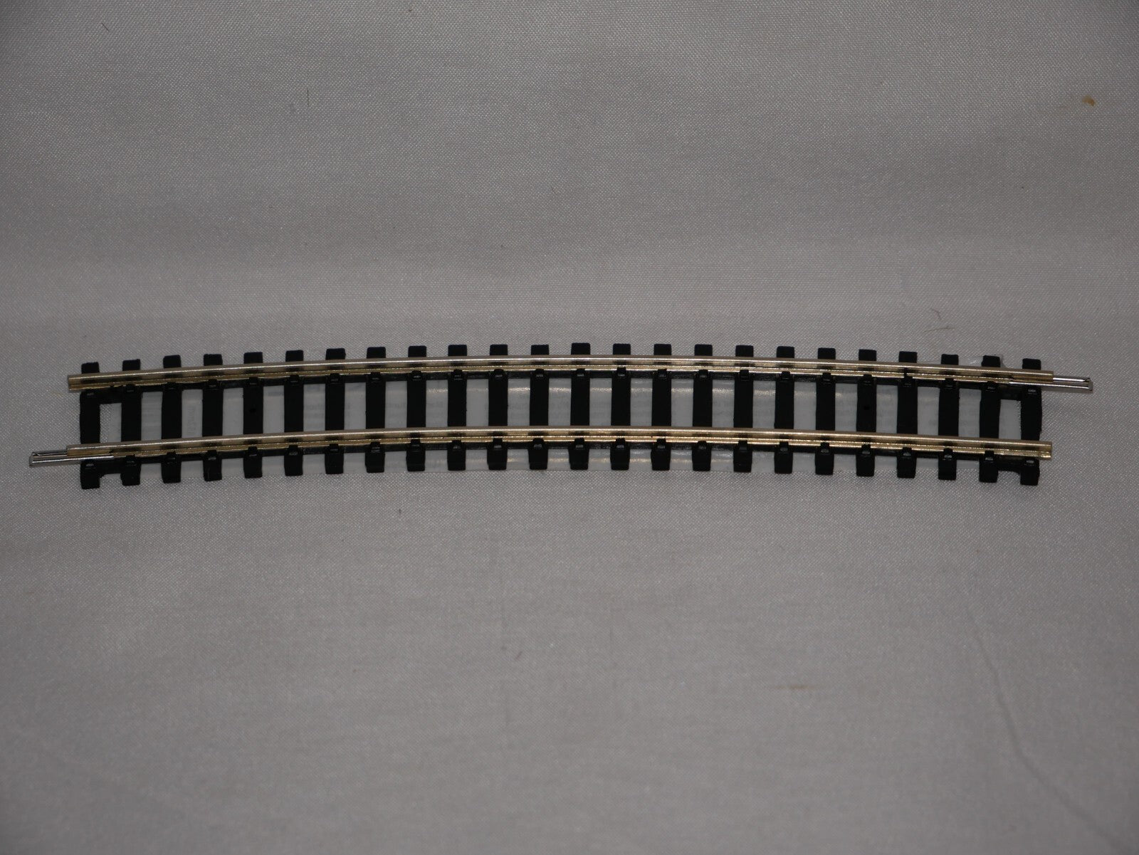 Hornby 1:76 Model Railway Track Single Piece Half Curve (33") Large Radius R628