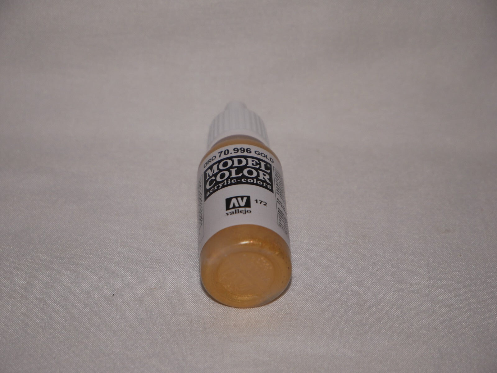 Vallejo Model Color Gold Metallic Acrylic 17ml/0.57 fl oz Dropper Bottle 70.996