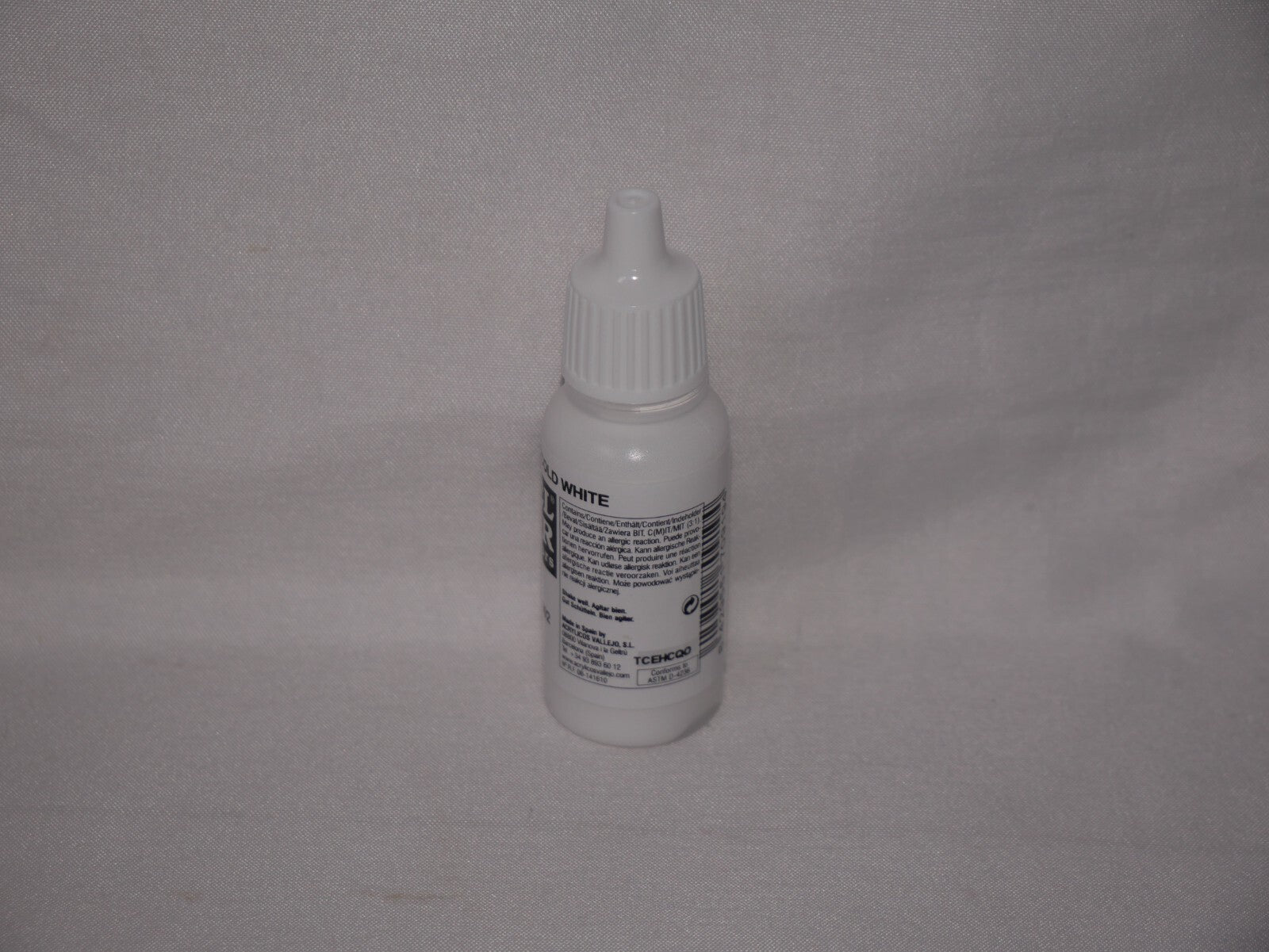 Vallejo Model Color Cold White Acrylic 17ml/0.57 fl oz Dropper Bottle - 70.919
