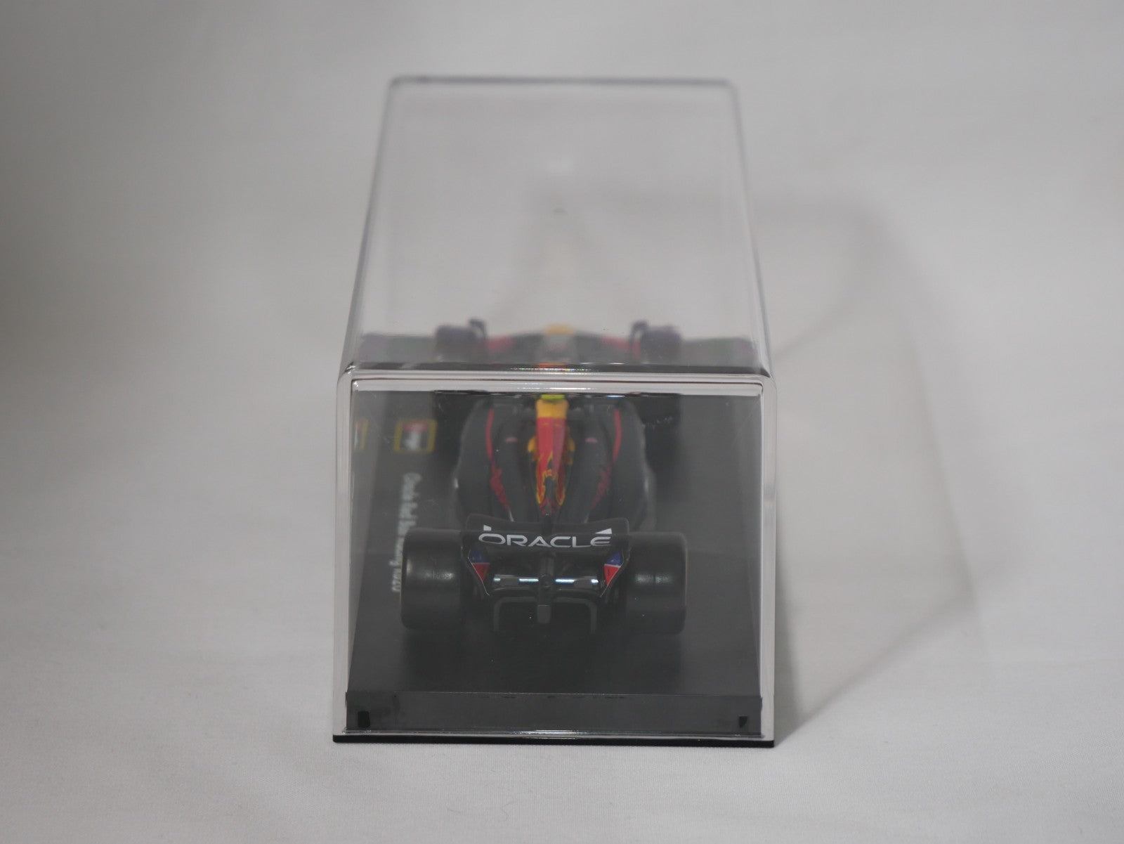 Burago 1:43 Oracle Redbull Racing RB20 Car With Sergio Pérez Helmet - #18-38098P