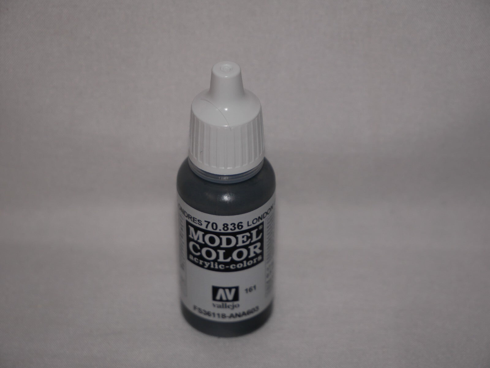 Vallejo Model Color London Grey Acrylic 17ml/0.57 fl oz Dropper Bottle - 70.836