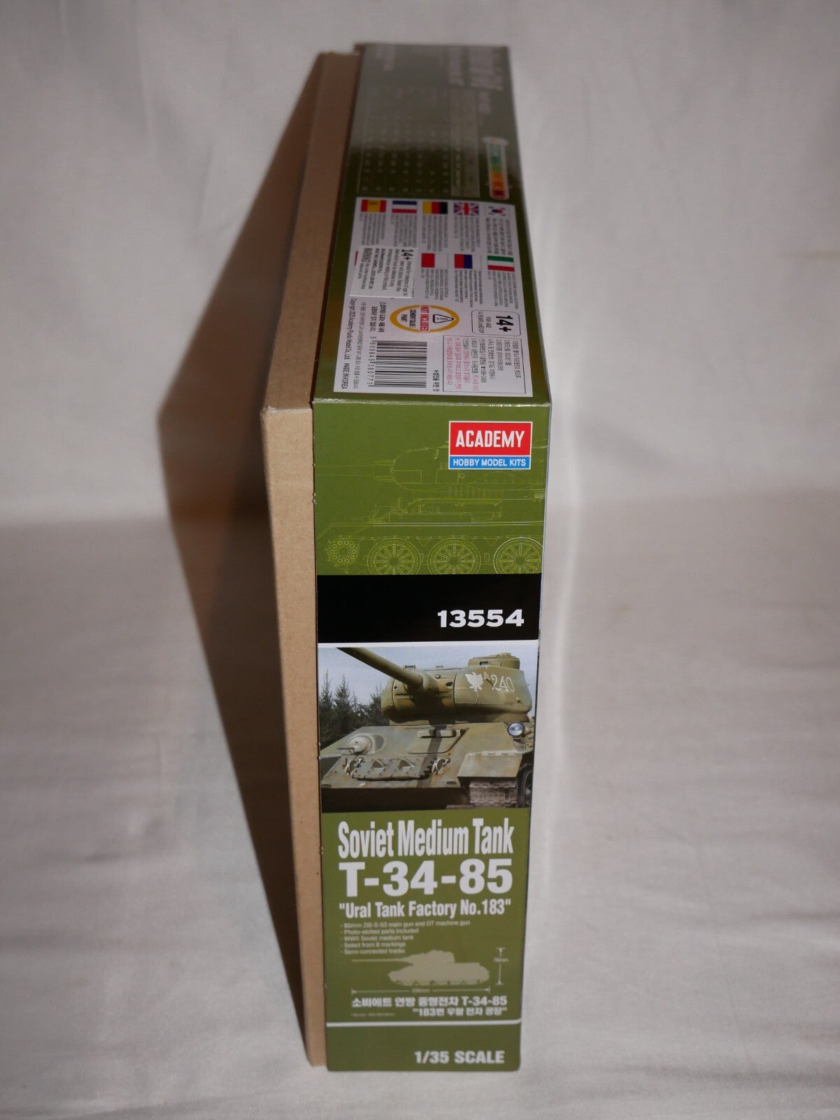 Academy 1:35 Soviet Medium Tank T-34-85 Ural Tank Factory No.183 Level 4 - 13554