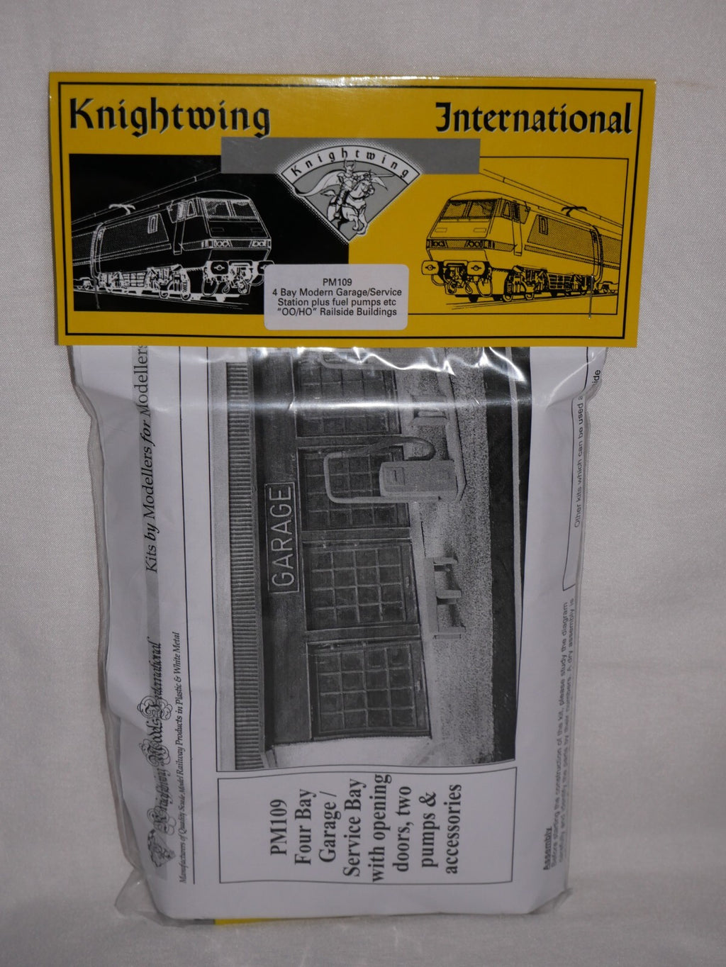 Knightwing "OO" 4 Bay Modern Garage / Service Station Plus Fuel Pumps Etc PM109